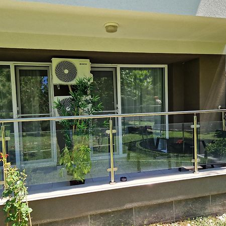 Airplane By Airport Residence Otopeni Exterior foto