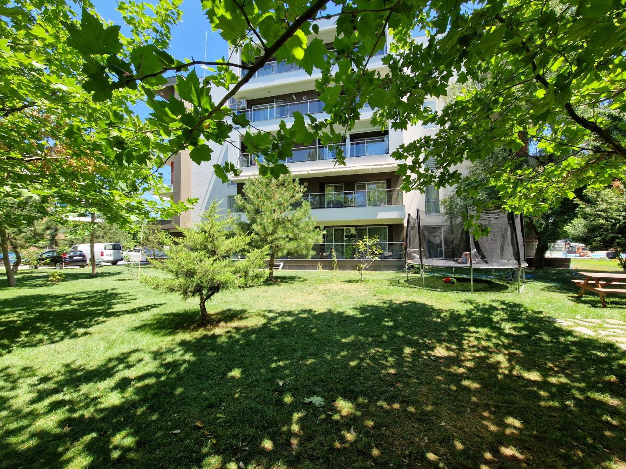 Airplane By Airport Residence Otopeni Exterior foto
