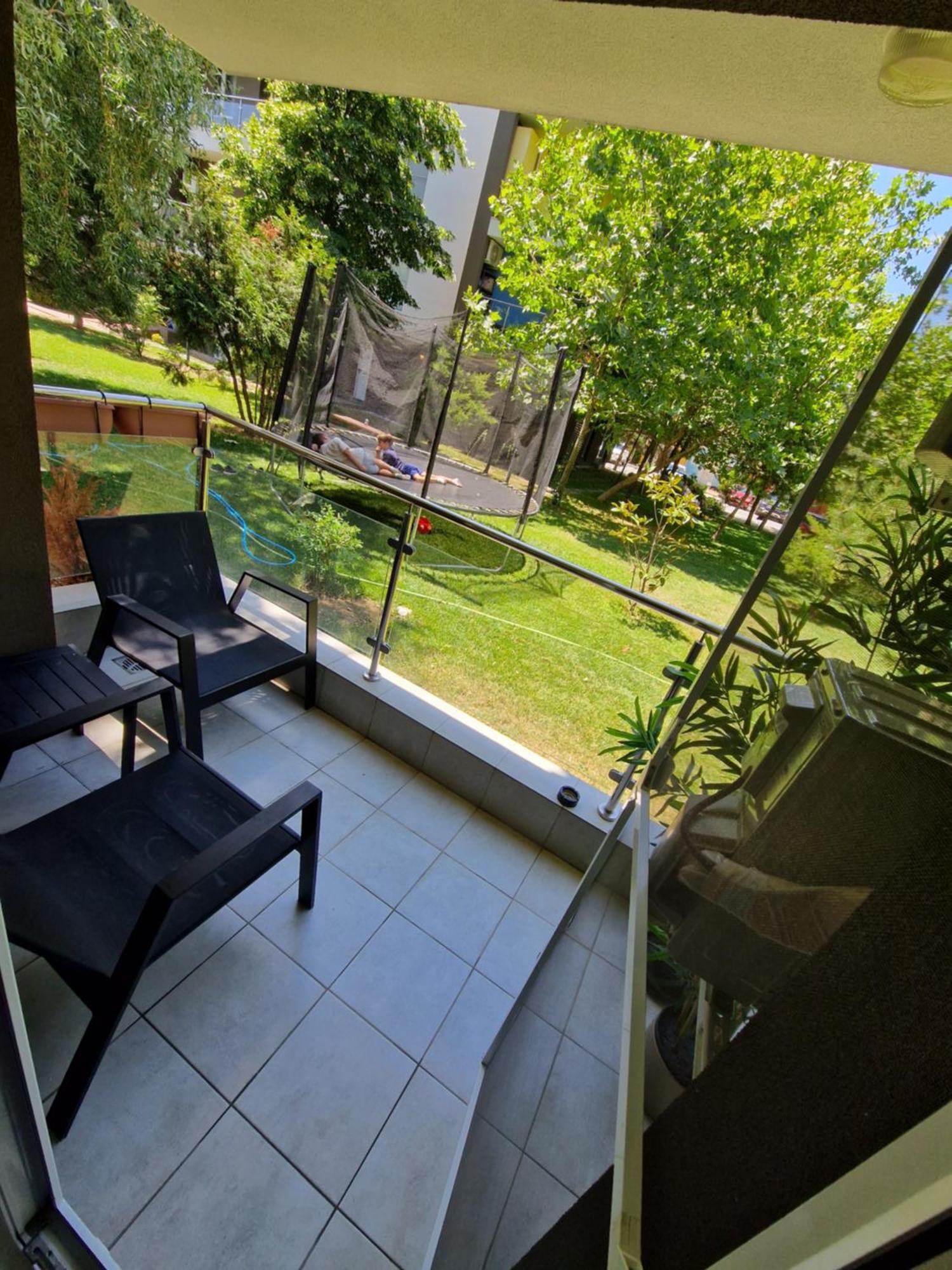 Airplane By Airport Residence Otopeni Exterior foto